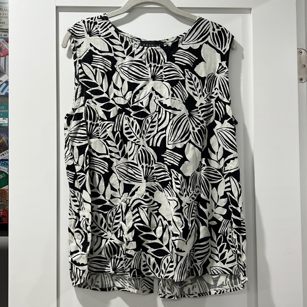 ✨sold✨ Premise black & white floral linen tank